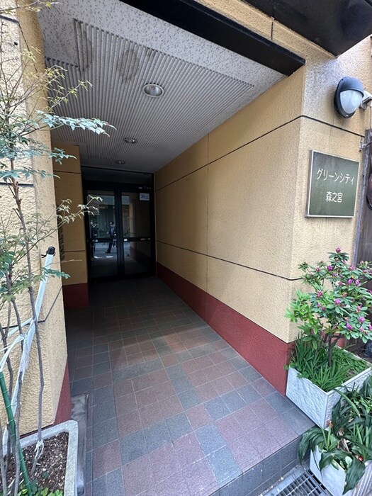 物件外観写真3　(エントランス部分)