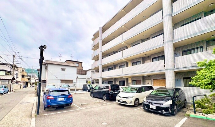 物件外観写真4　(駐車場)