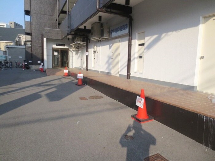 物件外観写真3　(エントランス部分)