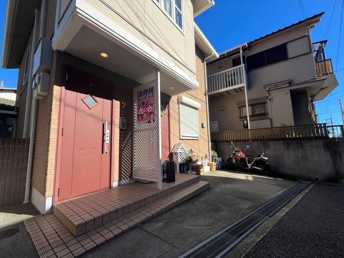 物件外観写真4　(エントランス部分)