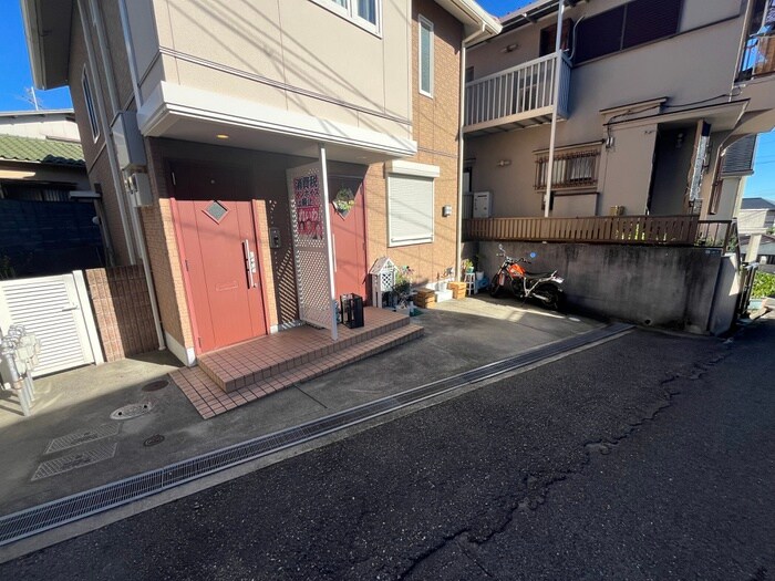 物件外観写真5　(エントランス部分)