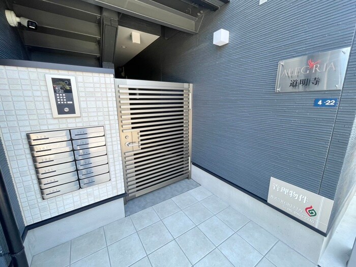 物件外観写真3　(エントランス部分)