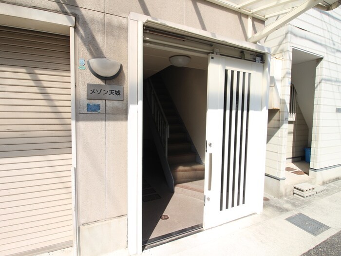 物件外観写真3　(エントランス部分)