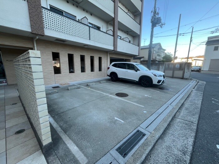 物件外観写真2　(駐車場)