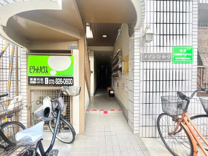 物件外観写真2　(エントランス部分)