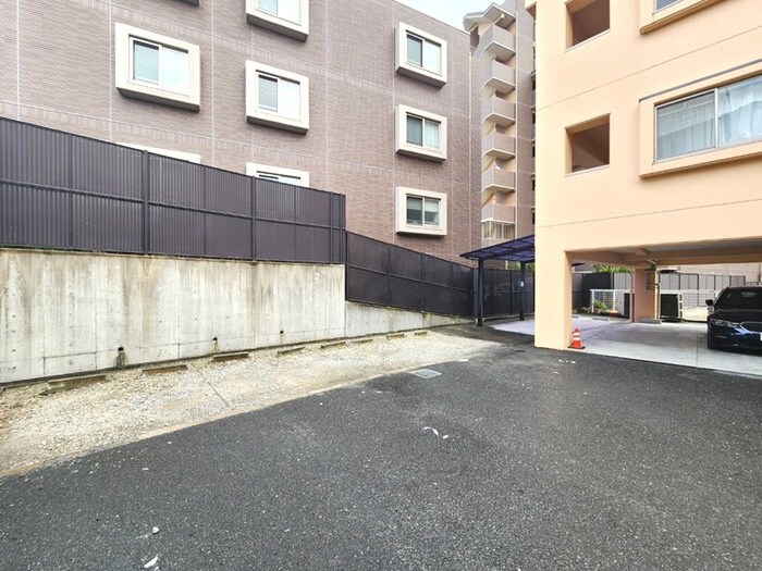 物件外観写真3　(駐車場)