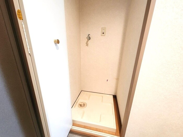 物件内観写真12　(洗濯機置場)