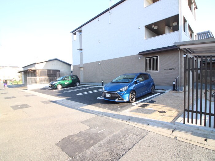 物件外観写真5　(駐車場)