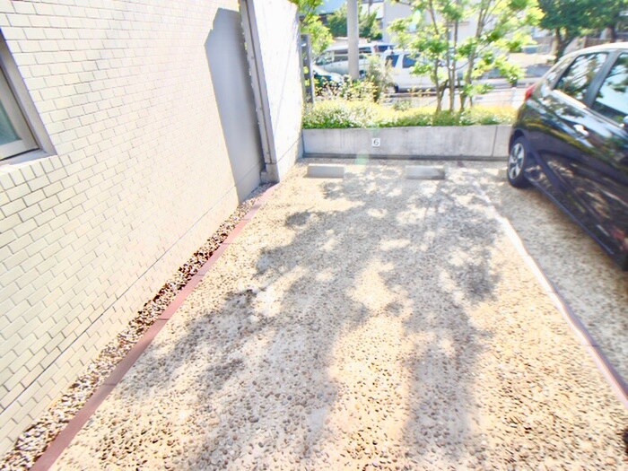 物件外観写真5　(駐車場)