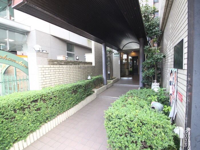 物件外観写真2　(エントランス部分)