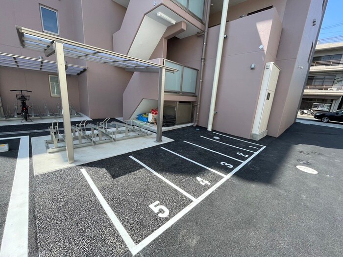 物件外観写真4　(バイク置き場)