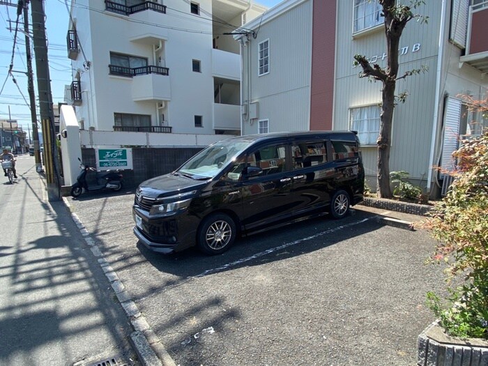 物件外観写真2　(駐車場)