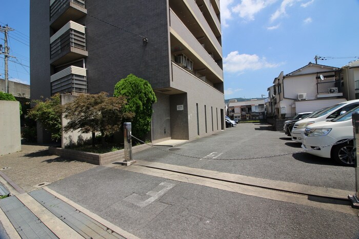 物件外観写真5　(駐車場)