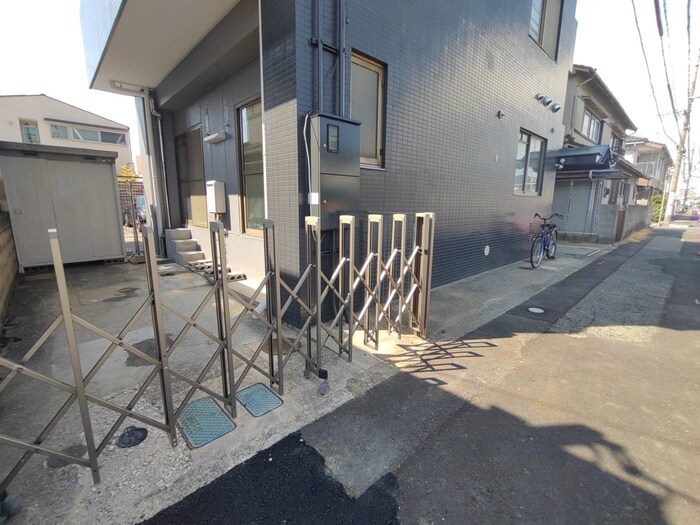 物件外観写真6　(エントランス部分)