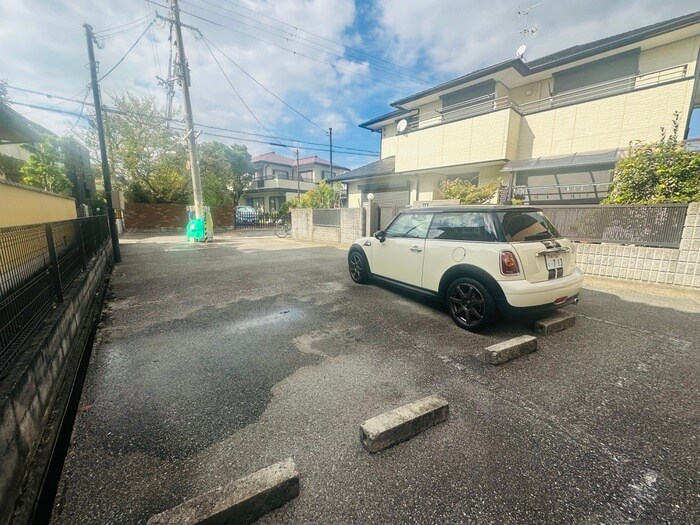 物件外観写真5　(駐車場)