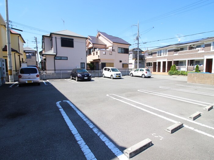 物件外観写真3　(駐車場)