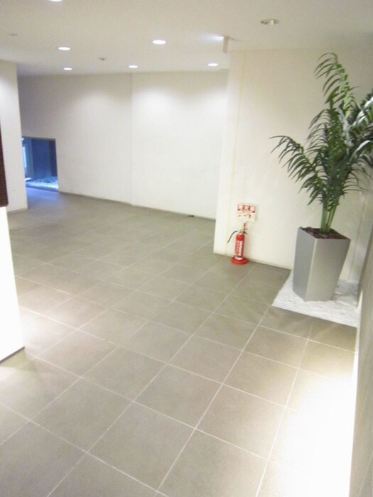 物件外観写真6　(エントランス部分)