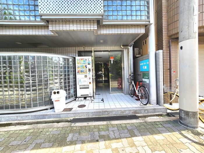 物件外観写真2　(エントランス部分)