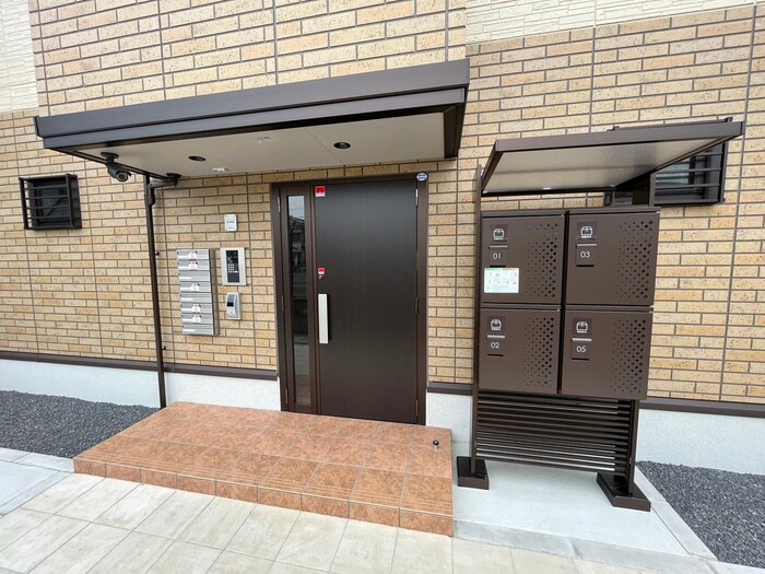 物件外観写真4　(エントランス部分)