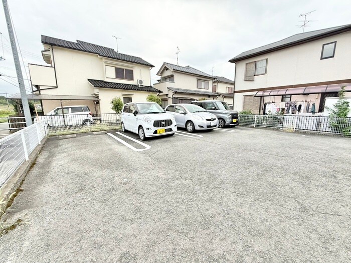 物件外観写真2　(駐車場)