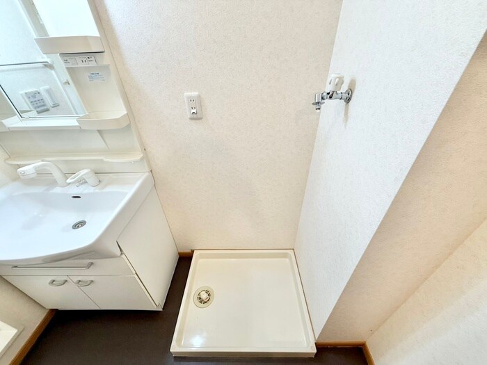 物件内観写真16　(洗濯機置場)