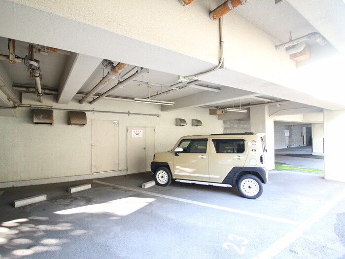 物件外観写真4　(駐車場)