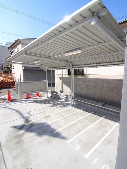 物件外観写真4　(バイク置き場)