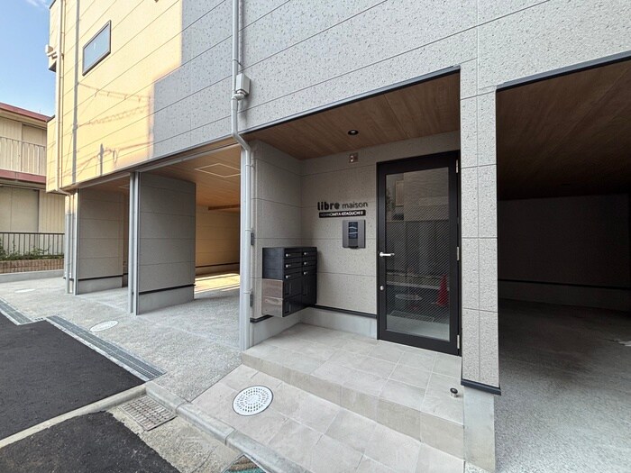 物件外観写真2　(エントランス部分)