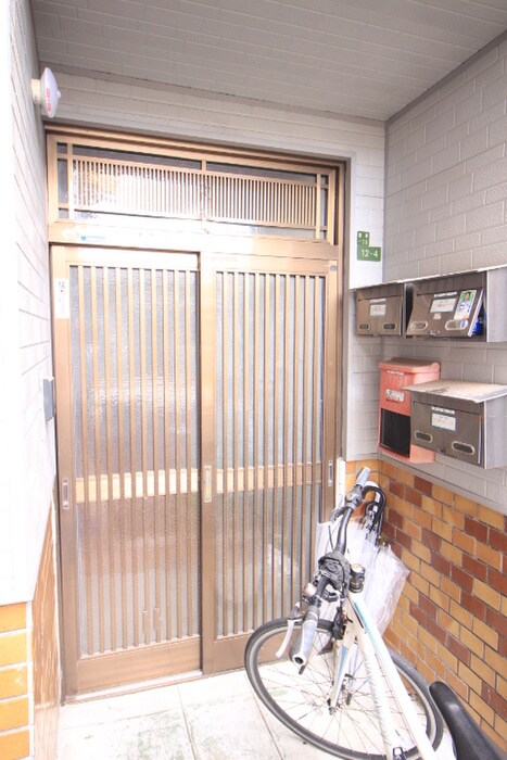 物件外観写真3　(エントランス部分)