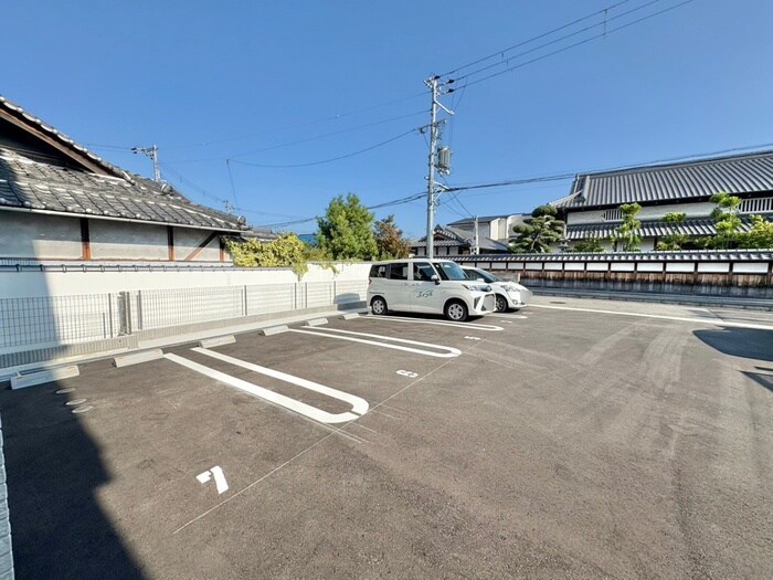 物件外観写真3　(駐車場)