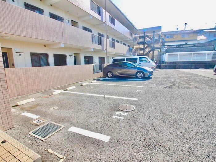 物件外観写真4　(駐車場)