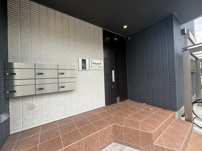物件外観写真3　(エントランス部分)