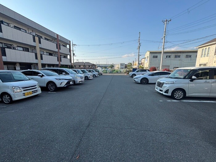 物件外観写真3　(駐車場)