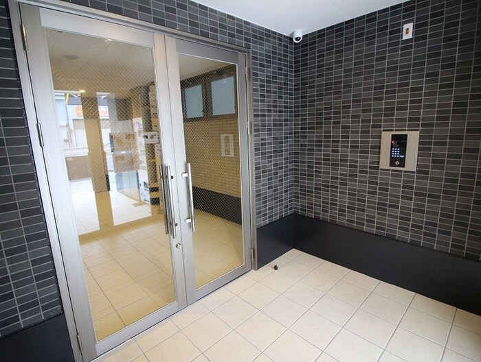 物件外観写真2　(エントランス部分)