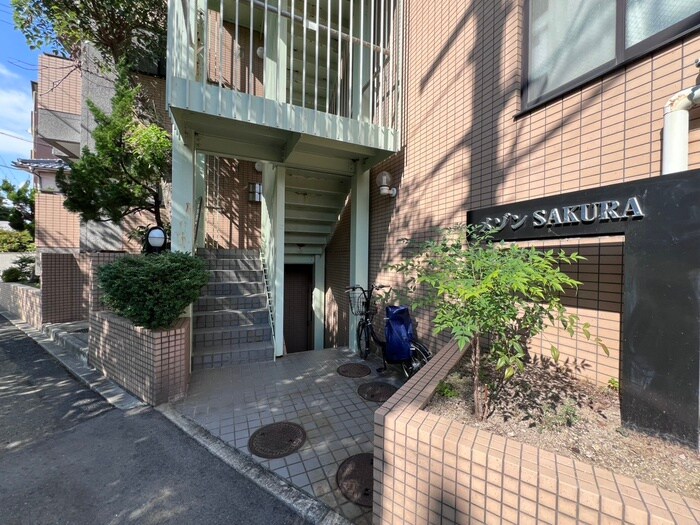 物件外観写真4　(エントランス部分)