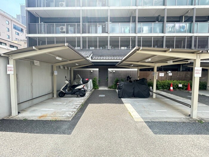 物件外観写真4　(バイク置き場)