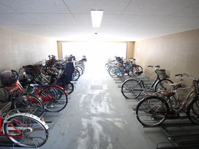 物件外観写真4　(駐輪場)