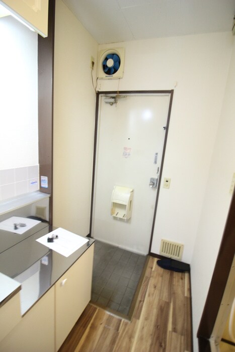 物件内観写真7　(玄関)