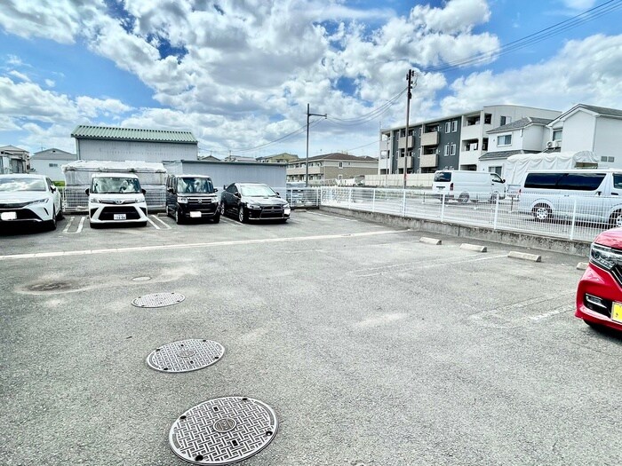 物件外観写真5　(駐車場)