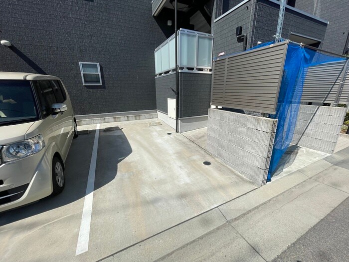 物件外観写真5　(駐車場)