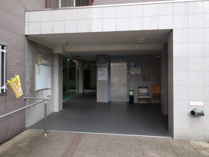 物件外観写真2　(エントランス部分)