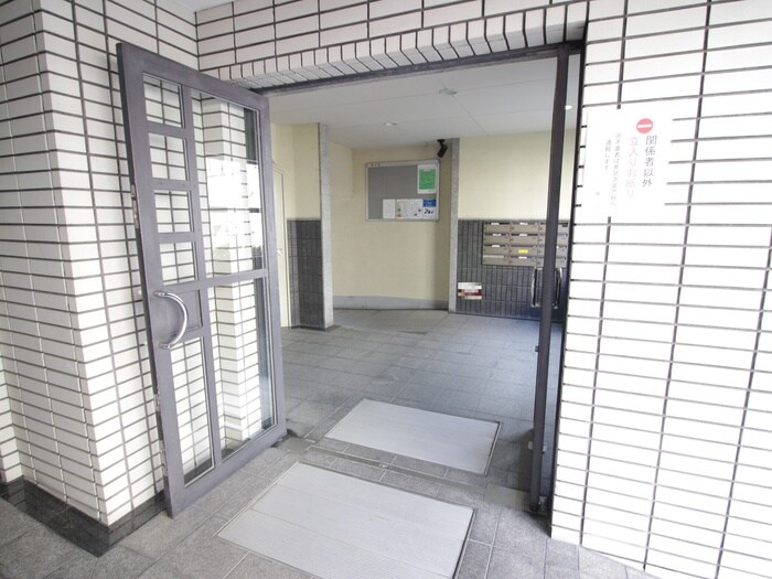 物件外観写真3　(エントランス部分)