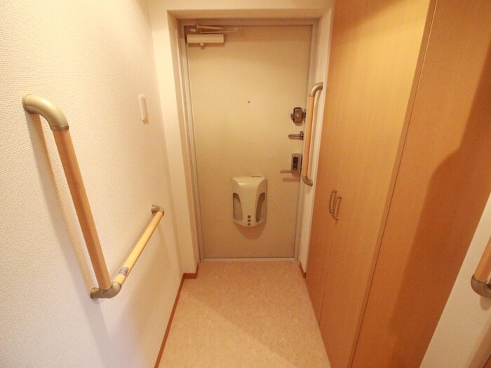 物件内観写真13　(玄関)