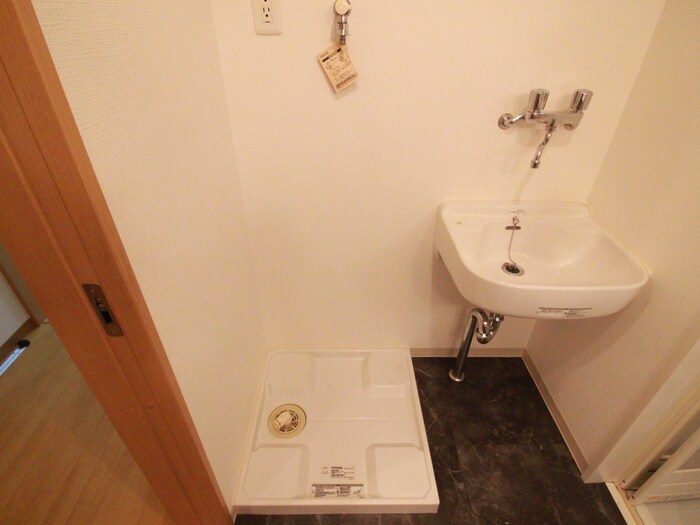 物件内観写真15　(洗濯機置場)