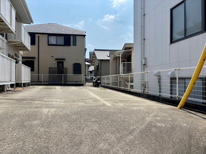物件外観写真6　(駐車場)
