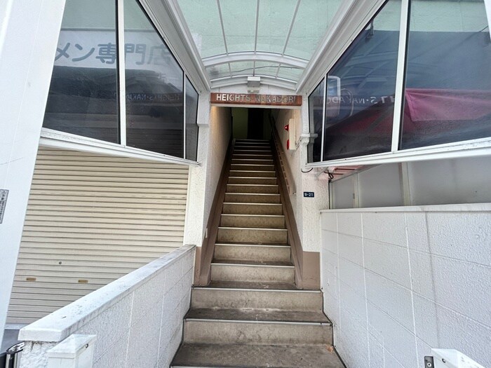 物件外観写真6　(エントランス部分)