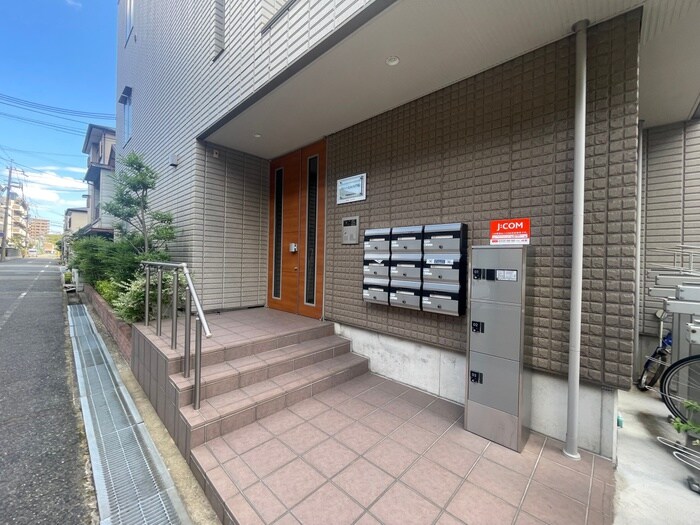 物件外観写真2　(エントランス部分)