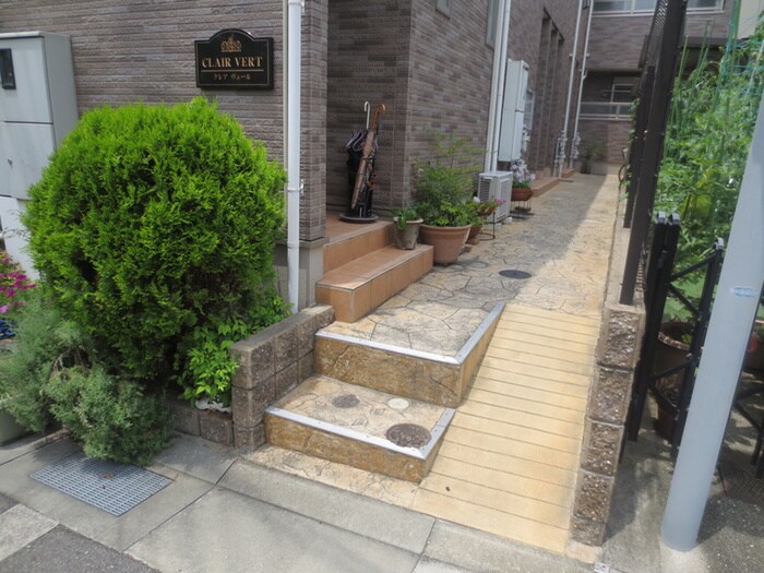 物件外観写真4　(エントランス部分)