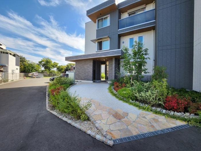 物件外観写真3　(エントランス部分)