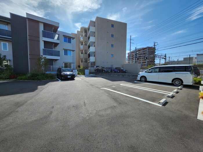 物件外観写真4　(駐車場)